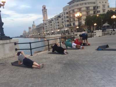 Un altro gruppo di fitness ha invece il suo �quartier generale� in largo Giannella: �la rotonda� situata sul lungomare Araldo di Crollalanza, di fronte al quartiere Madonnella. �Prima per� ci riscaldiamo con una corsa o una camminata spedita dirigendoci verso la spiaggia di Pane e Pomodoro � afferma il giovane istruttore Luigi Lavermicocca -. Infine torniamo alla "base", svolgendo esercizi a corpo libero�
